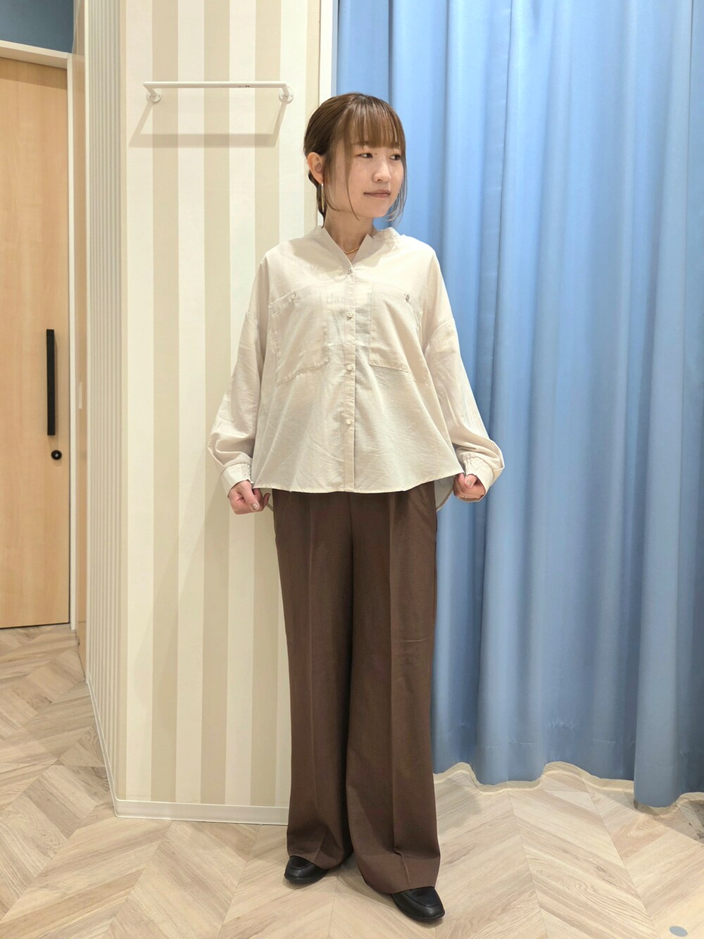 ベージュ系のシャツ/ブラウス、ホワイト系のTシャツ/カットソー、ブラウン系のその他パンツを着用したレディースの秋コーディネートの6枚目の写真