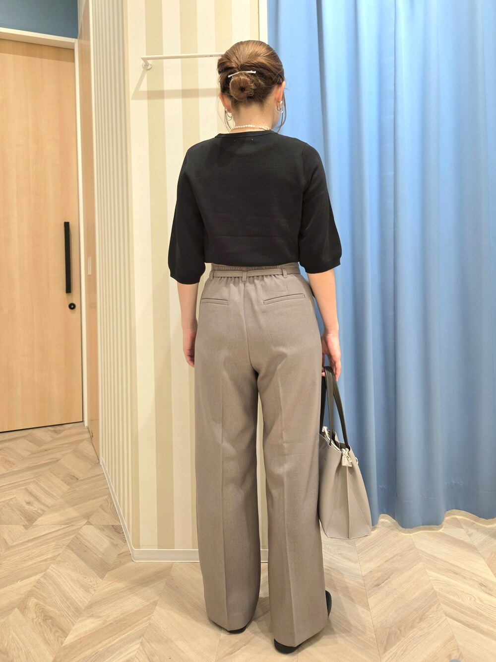 ブラック系のニット/セーター、ブラウン系のその他パンツ、ブラック系のパンプスを着用したレディースの秋コーディネートの3枚目の写真