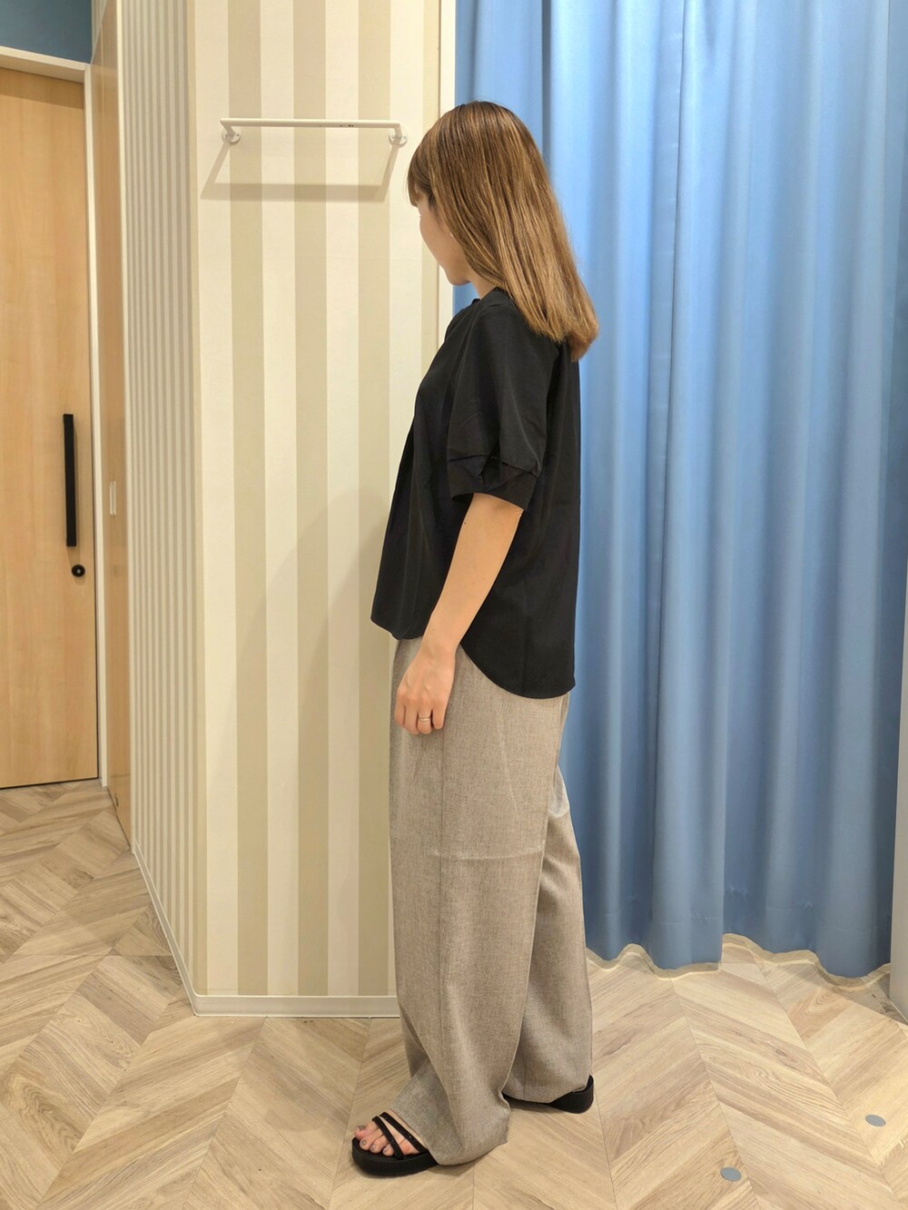 ブラック系のシャツ/ブラウス、ブラウン系のその他パンツ、シルバー系のショルダーバッグを着用したレディースの夏コーディネートの3枚目の写真