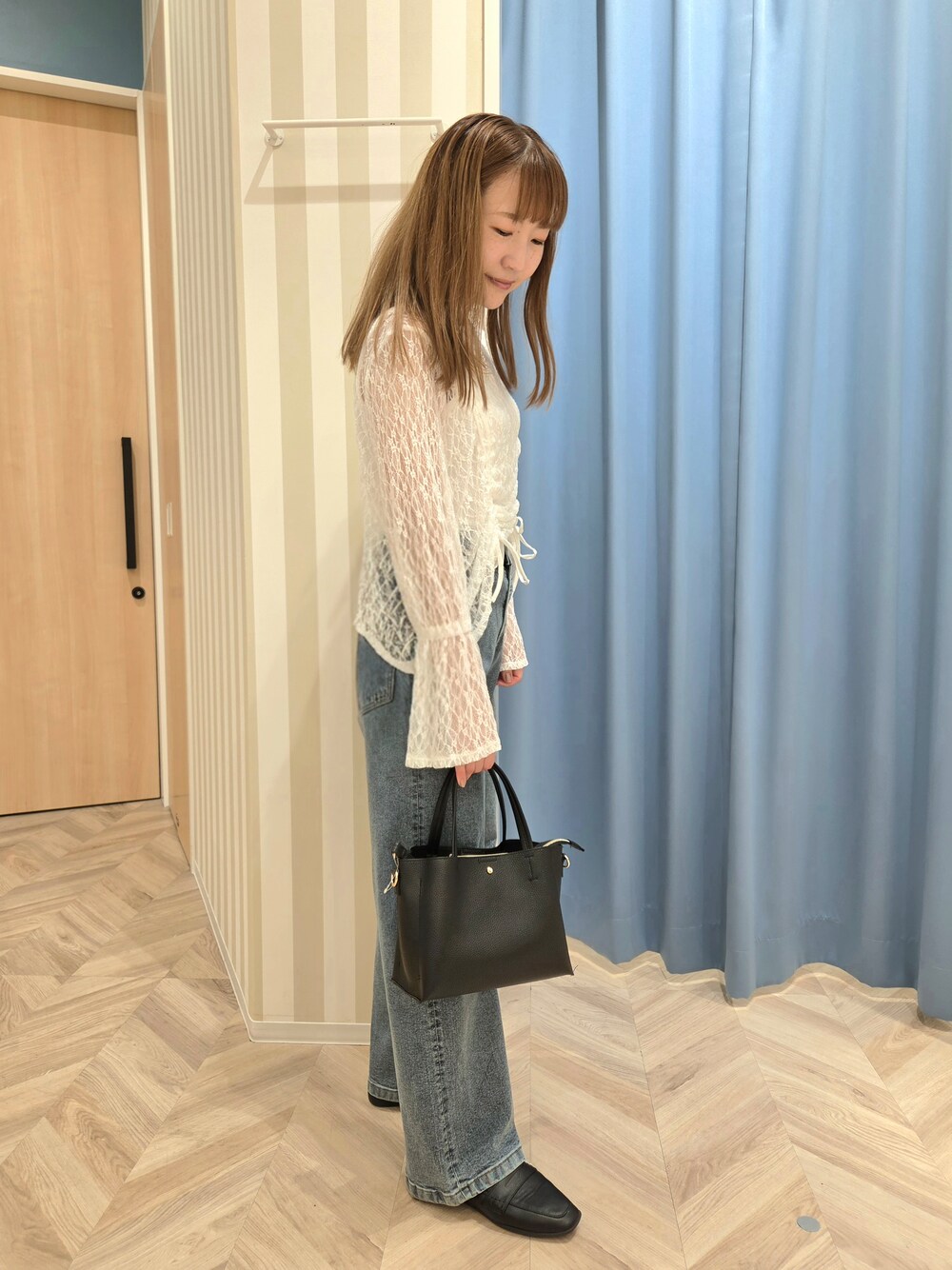 ホワイト系のTシャツ/カットソー、ホワイト系のタンクトップ、ブルー系のデニムパンツを着用したレディースの秋コーディネートの2枚目の写真