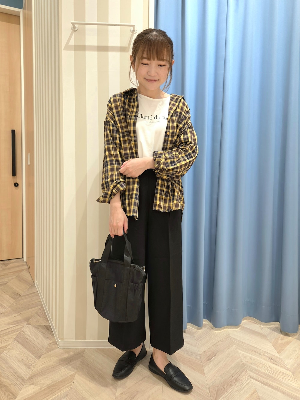 イエロー系のシャツ/ブラウス、ホワイト系のTシャツ/カットソー、ブラック系のその他パンツを着用したレディースの秋コーディネートの5枚目の写真