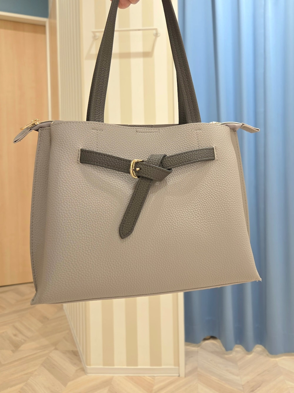 ブラック系のニット/セーター、ブラウン系のその他パンツ、ブラック系のパンプスを着用したレディースの秋コーディネートの6枚目の写真