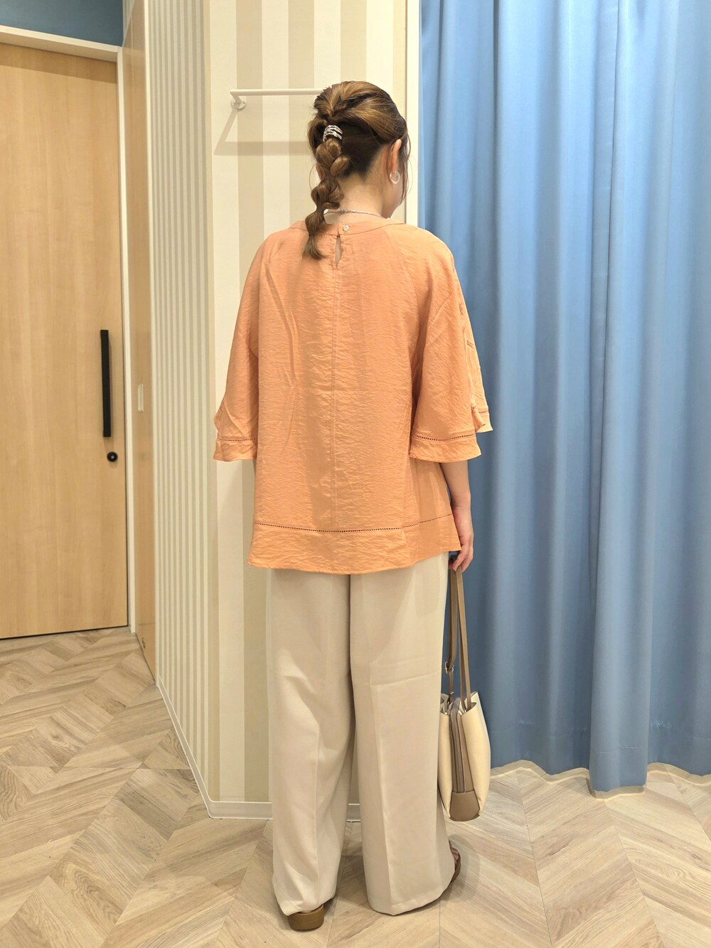 オレンジ系のシャツ/ブラウス、ホワイト系のタンクトップ、ベージュ系のその他パンツを着用したレディースの夏コーディネートの5枚目の写真