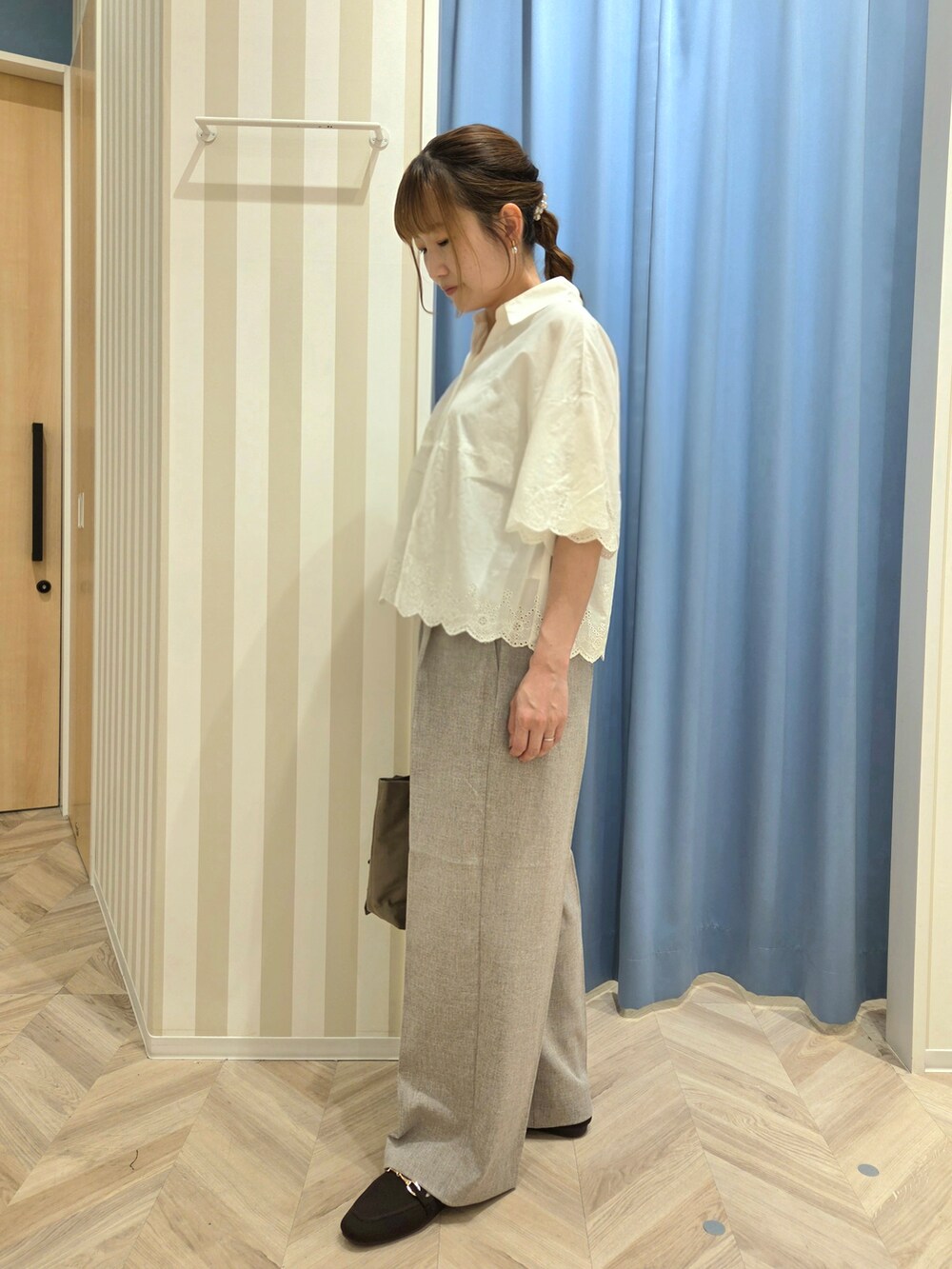 ホワイト系のシャツ/ブラウス、ブラウン系のその他パンツ、ブラウン系のその他シューズを着用したレディースの夏コーディネートの3枚目の写真