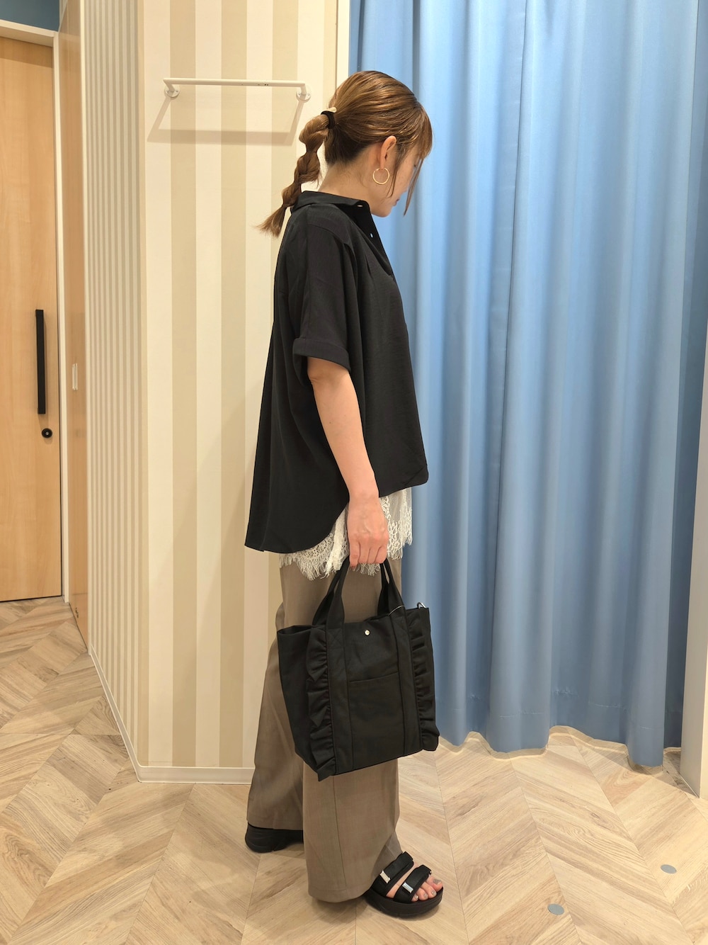 ブラック系のシャツ/ブラウス、ホワイト系のタンクトップ、ブラウン系のその他パンツを着用したレディースの夏コーディネートの3枚目の写真