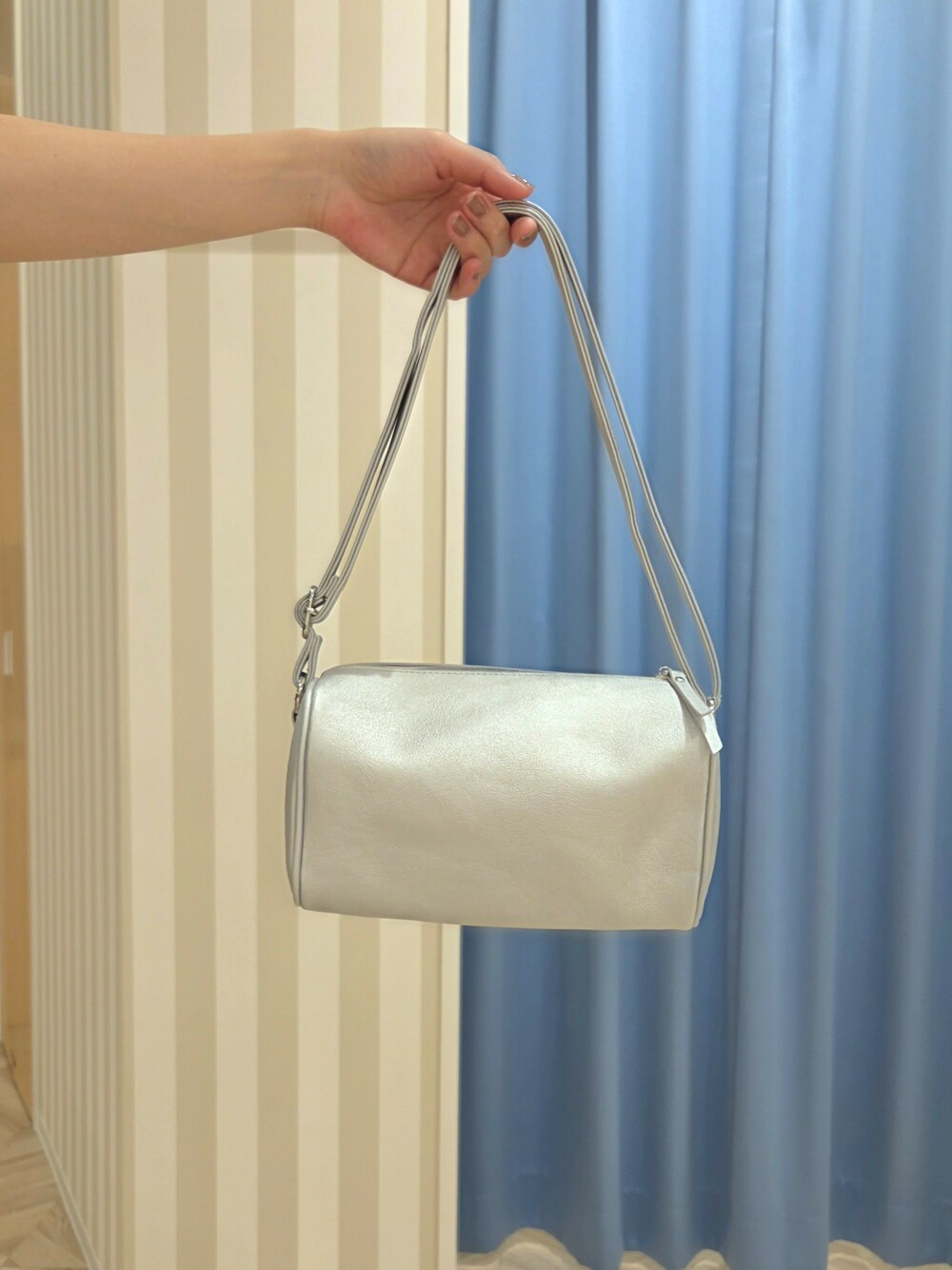 ブラック系のシャツ/ブラウス、ブラウン系のその他パンツ、シルバー系のショルダーバッグを着用したレディースの夏コーディネートの7枚目の写真