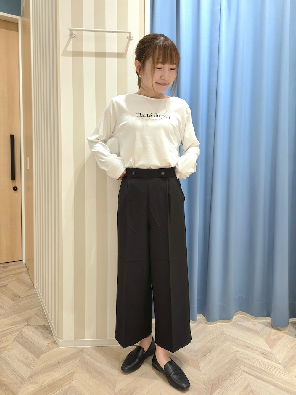 イエロー系のシャツ/ブラウス、ホワイト系のTシャツ/カットソー、ブラック系のその他パンツを着用したレディースの秋コーディネートの7枚目の写真