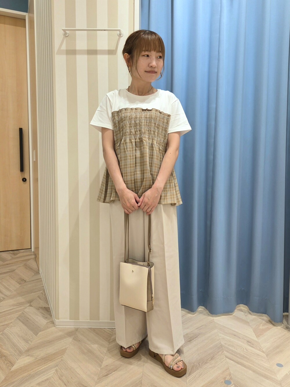 ベージュ系のTシャツ/カットソー、ベージュ系のその他パンツ、ベージュ系のサンダルを着用したレディースの夏コーディネートの2枚目の写真