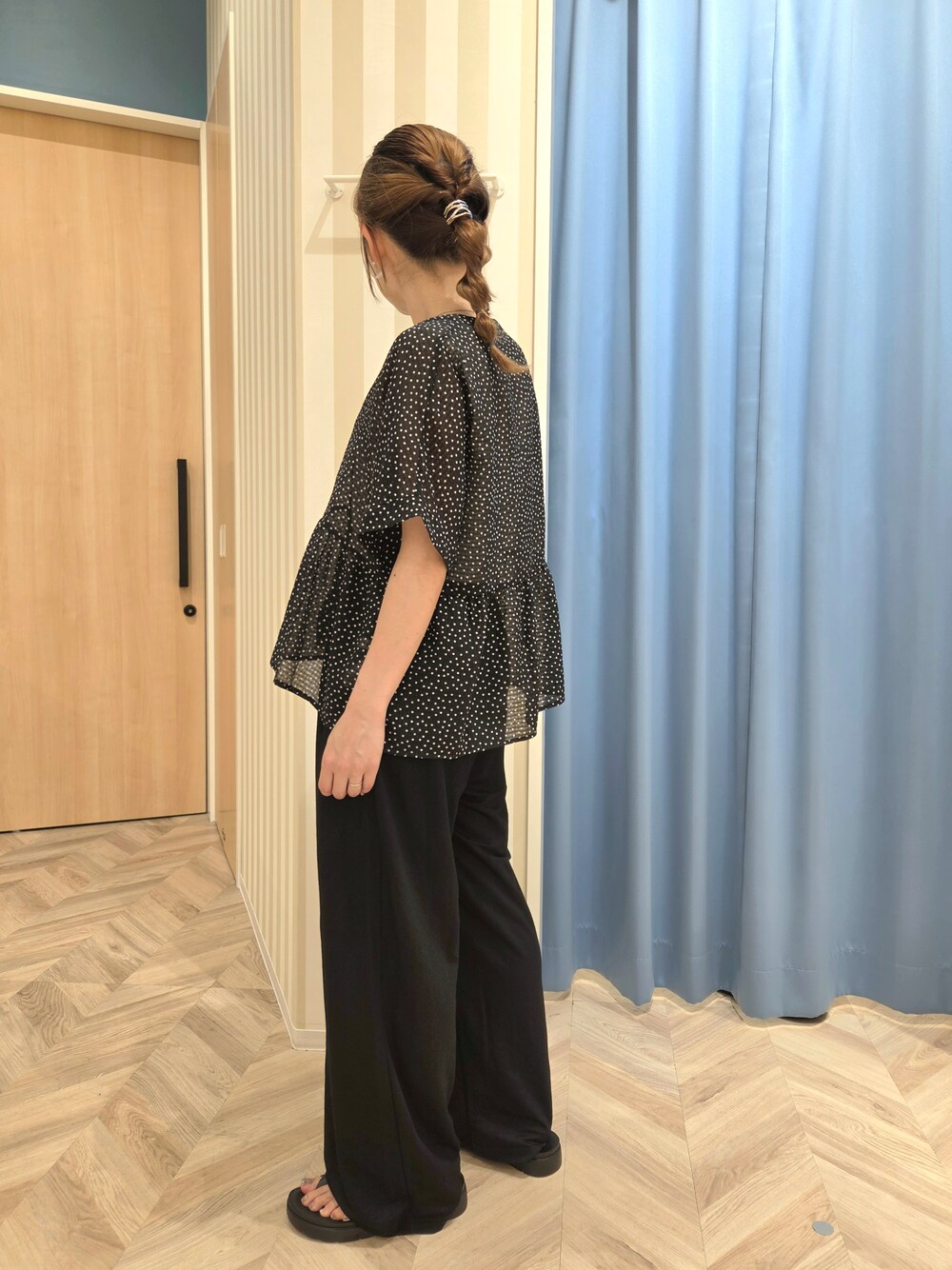 ブラック系のシャツ/ブラウス、ホワイト系のタンクトップ、ブラック系のその他パンツを着用したレディースの夏コーディネートの3枚目の写真
