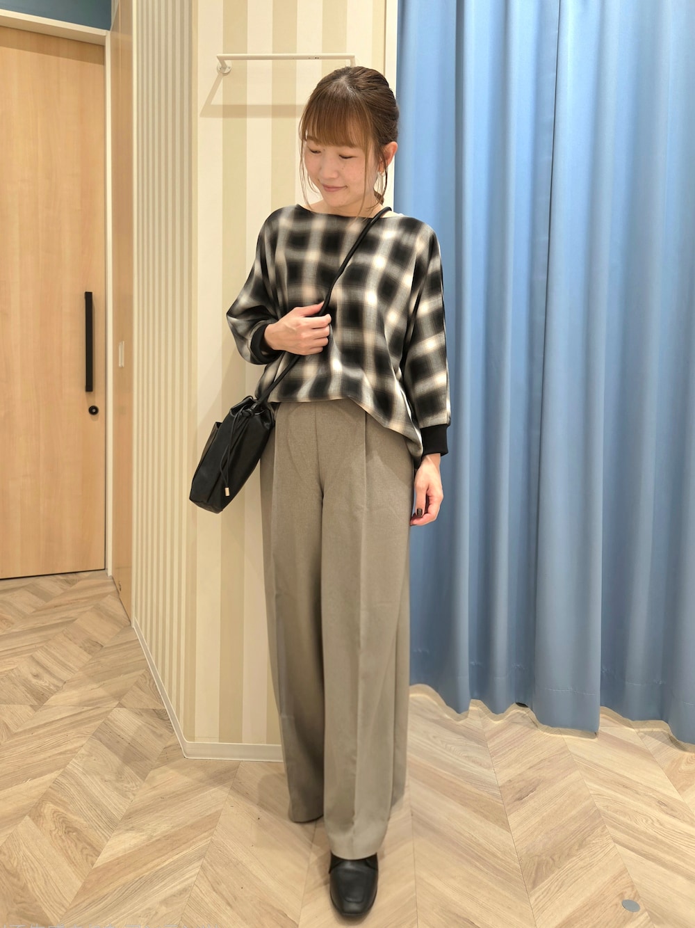 グレー系のシャツ/ブラウス、ベージュ系のその他パンツ、ブラック系のパンプスを着用したレディースの秋コーディネートの5枚目の写真