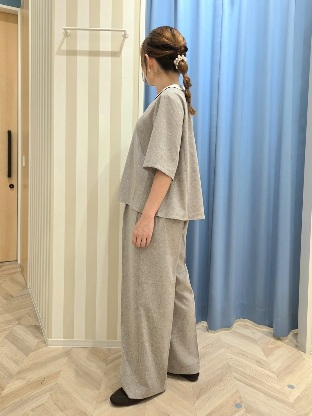 ブラウン系のシャツ/ブラウス、ブラウン系のその他パンツ、ブラウン系のその他シューズを着用したレディースの夏コーディネートの5枚目の写真