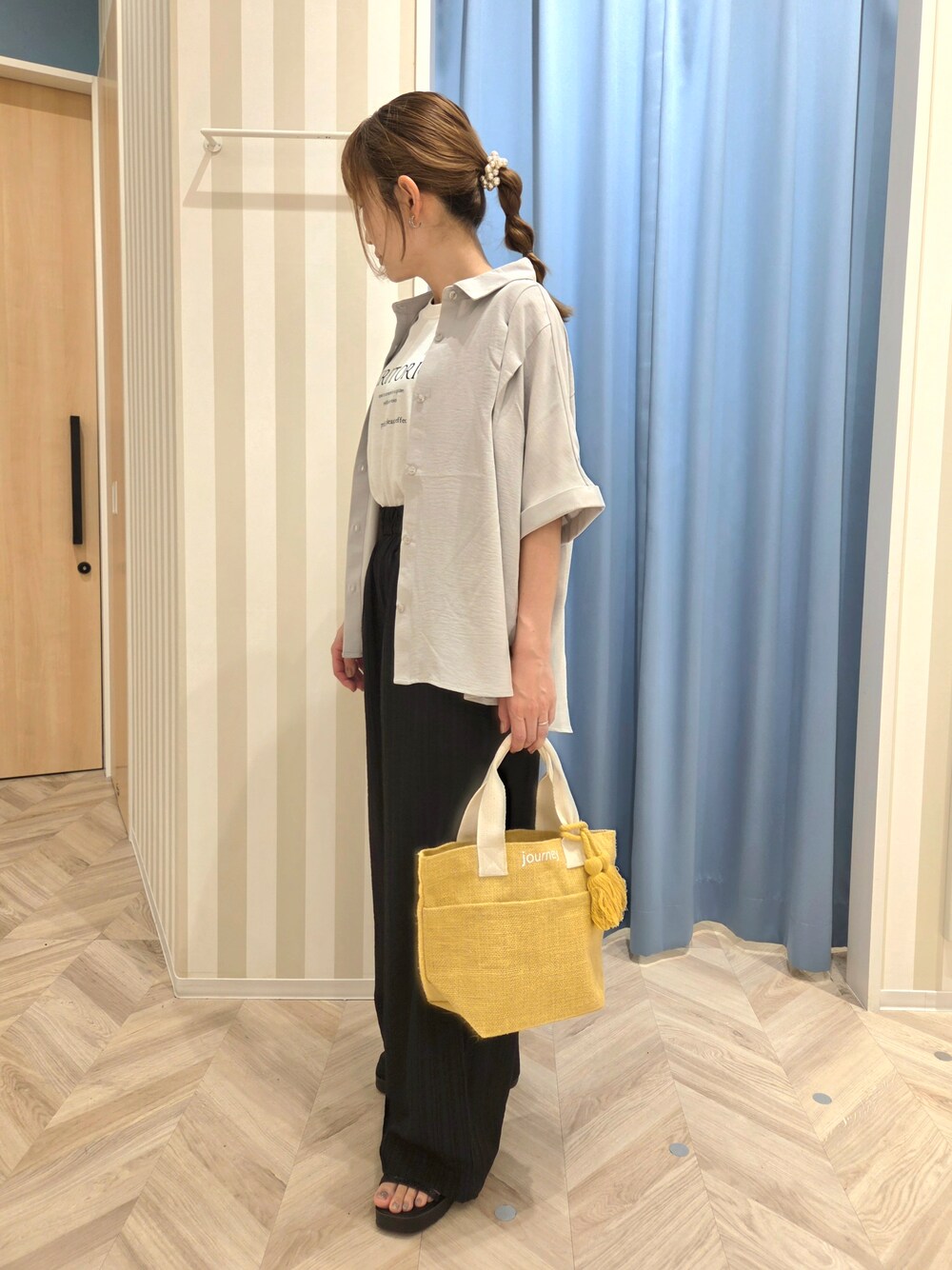 グレー系のシャツ/ブラウス、ホワイト系のTシャツ/カットソー、ブラック系のその他パンツを着用したレディースの夏コーディネートの3枚目の写真