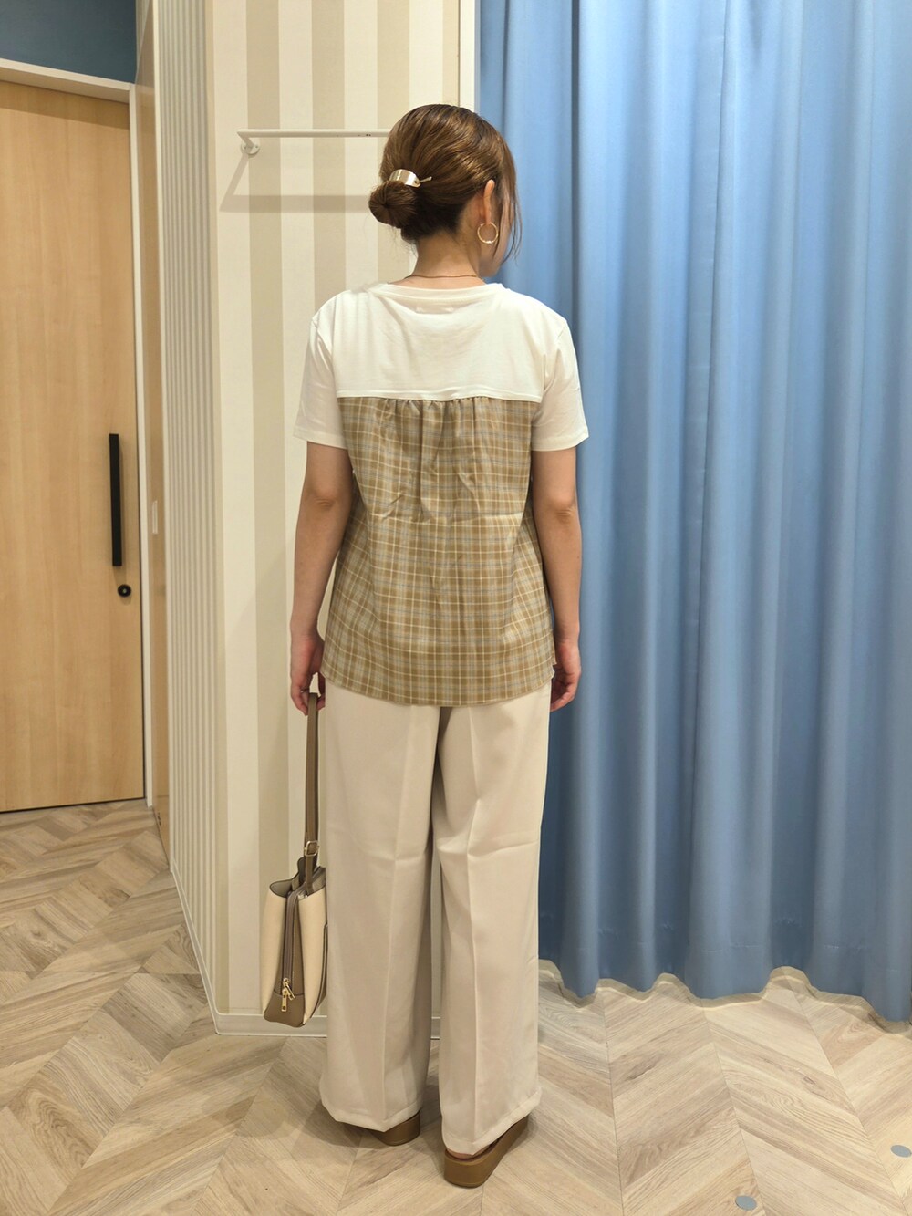 ベージュ系のTシャツ/カットソー、ベージュ系のその他パンツ、ベージュ系のサンダルを着用したレディースの夏コーディネートの5枚目の写真