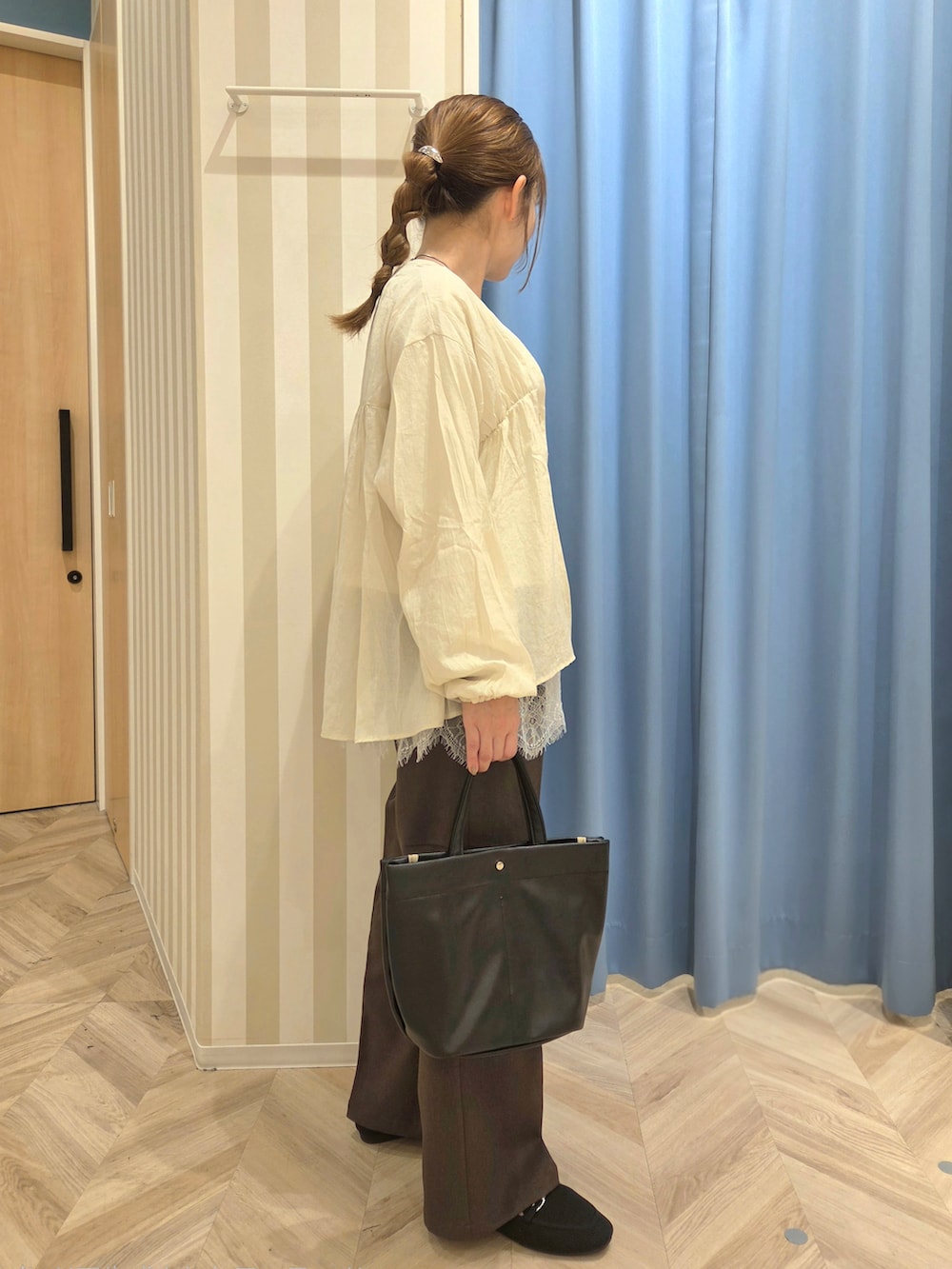 ホワイト系のカーディガン/ボレロ、ホワイト系のTシャツ/カットソー、ブラウン系のその他パンツを着用したレディースの秋コーディネートの2枚目の写真
