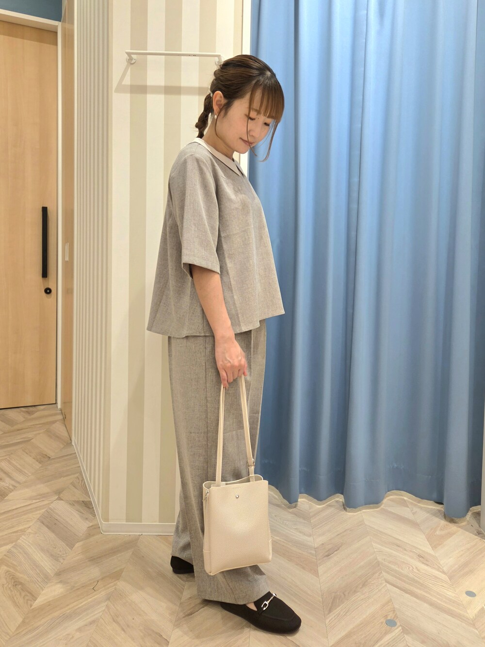 ブラウン系のシャツ/ブラウス、ブラウン系のその他パンツ、ブラウン系のその他シューズを着用したレディースの夏コーディネートの3枚目の写真