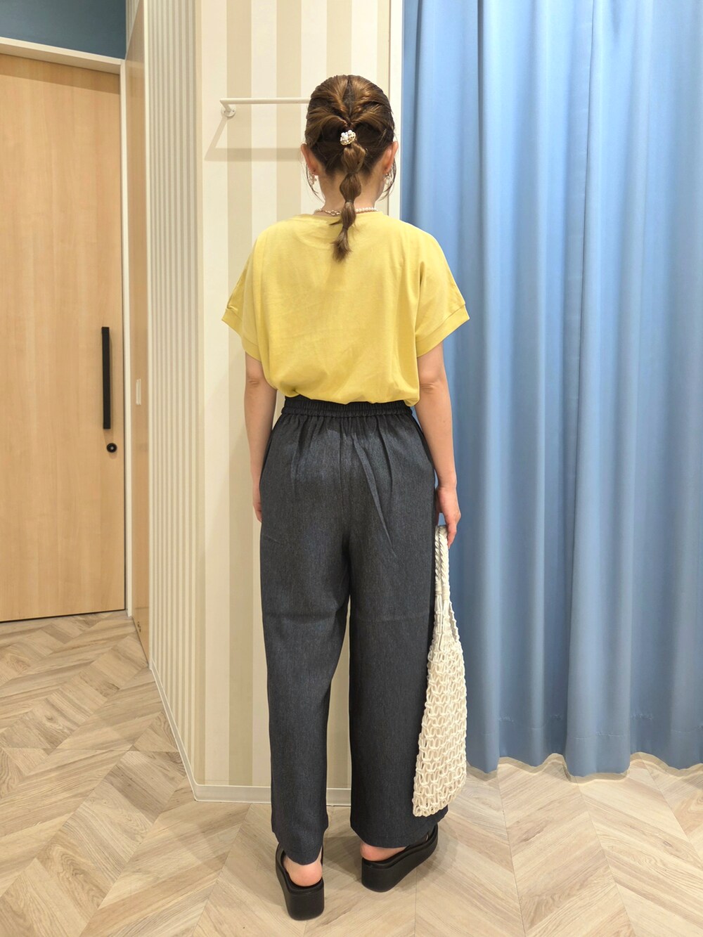イエロー系のTシャツ/カットソー、ブルー系のその他パンツ、ブラック系のサンダルを着用したレディースの夏コーディネートの3枚目の写真