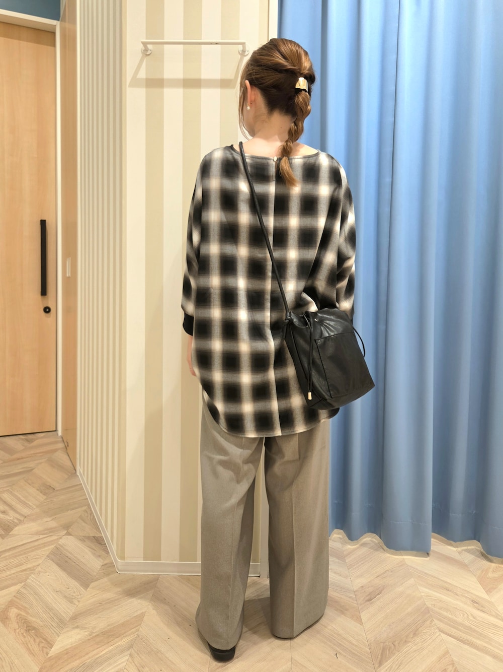 グレー系のシャツ/ブラウス、ベージュ系のその他パンツ、ブラック系のパンプスを着用したレディースの秋コーディネートの8枚目の写真
