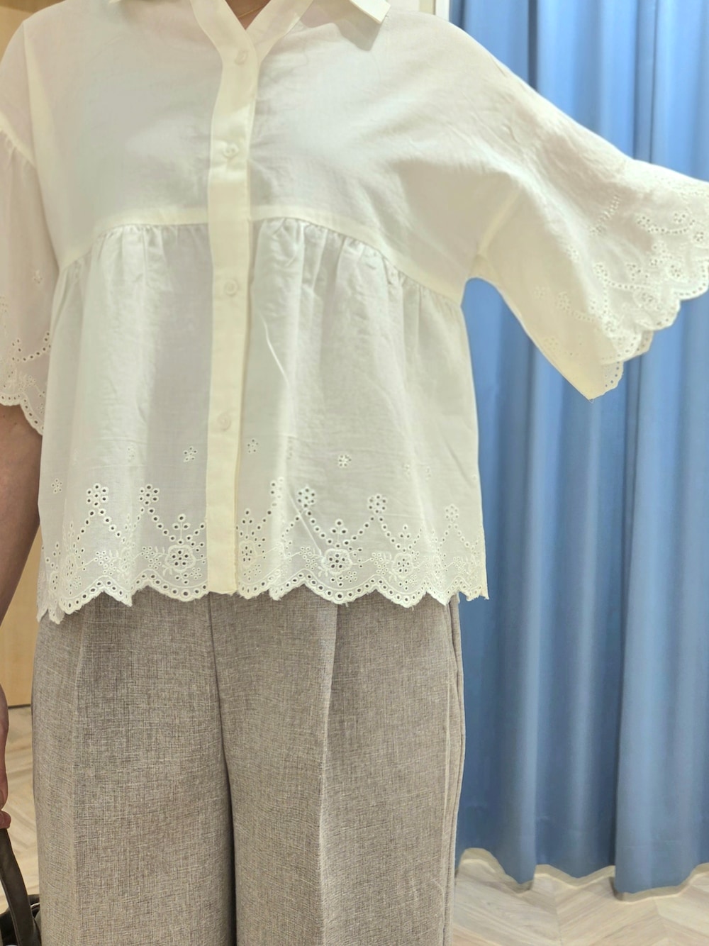 ホワイト系のシャツ/ブラウス、ブラウン系のその他パンツ、ブラウン系のその他シューズを着用したレディースの夏コーディネートの6枚目の写真