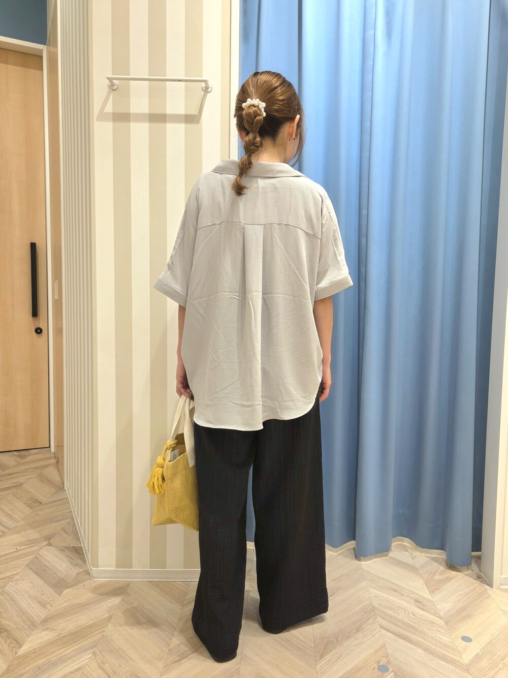 グレー系のシャツ/ブラウス、ホワイト系のTシャツ/カットソー、ブラック系のその他パンツを着用したレディースの夏コーディネートの4枚目の写真