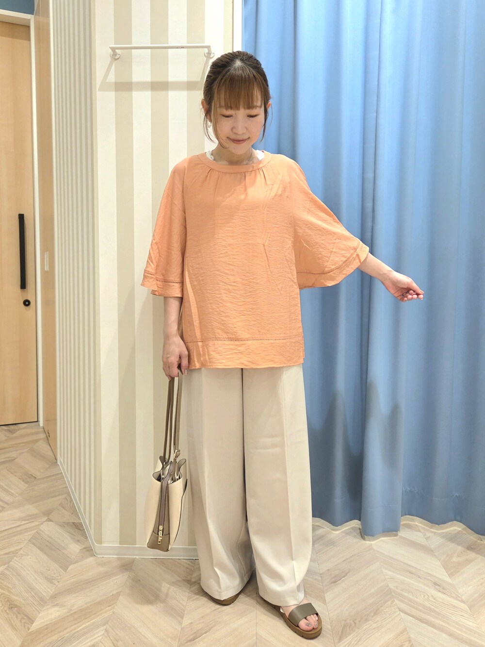 オレンジ系のシャツ/ブラウス、ホワイト系のタンクトップ、ベージュ系のその他パンツを着用したレディースの夏コーディネートの2枚目の写真