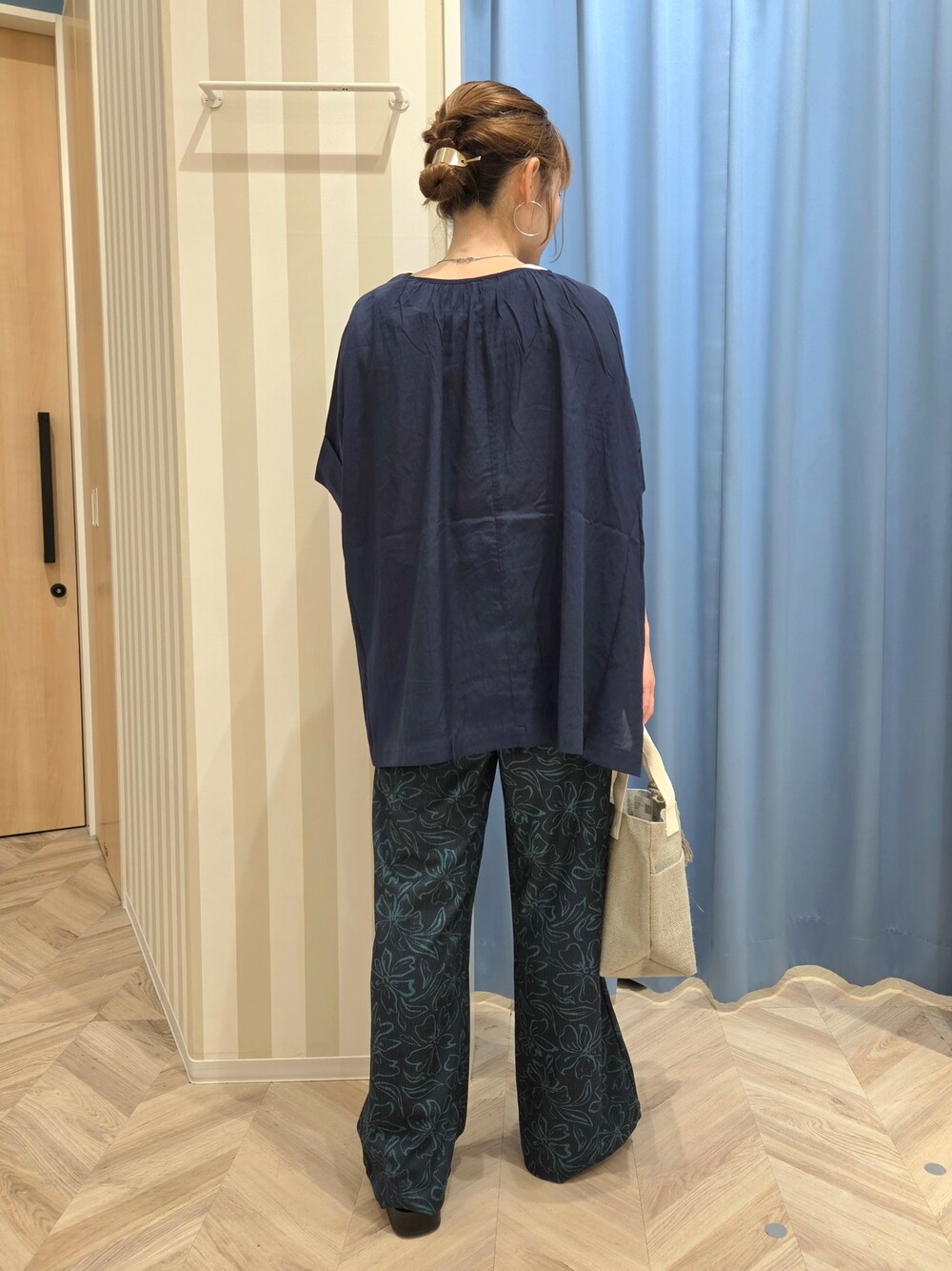 ブルー系のその他パンツ、ブラック系のサンダル、グレー系のトートバッグを着用したレディースの夏コーディネートの4枚目の写真