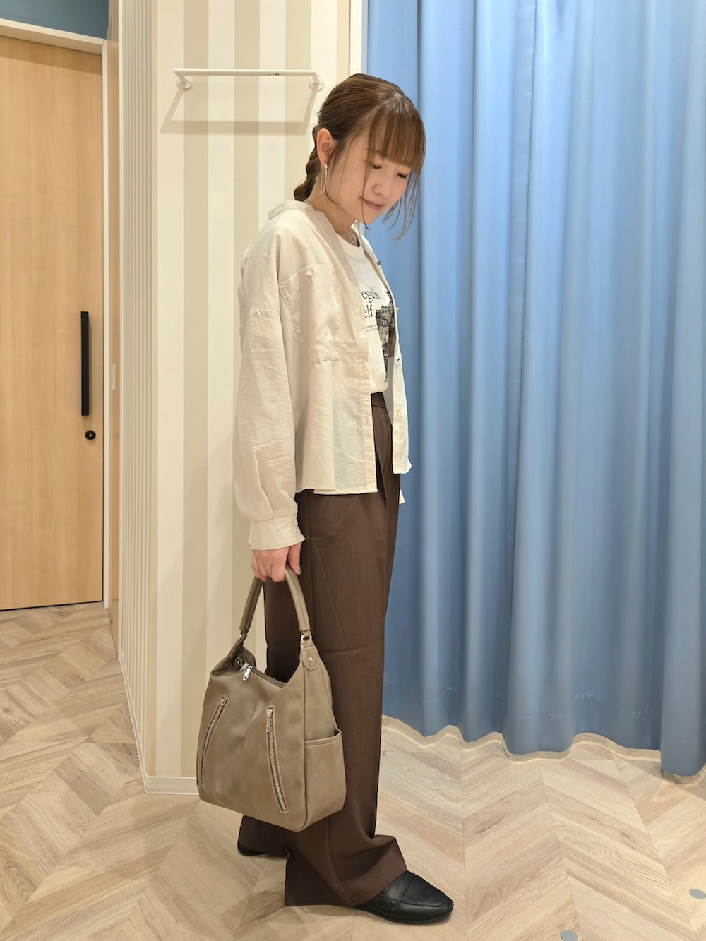 ベージュ系のシャツ/ブラウス、ホワイト系のTシャツ/カットソー、ブラウン系のその他パンツを着用したレディースの秋コーディネートの2枚目の写真