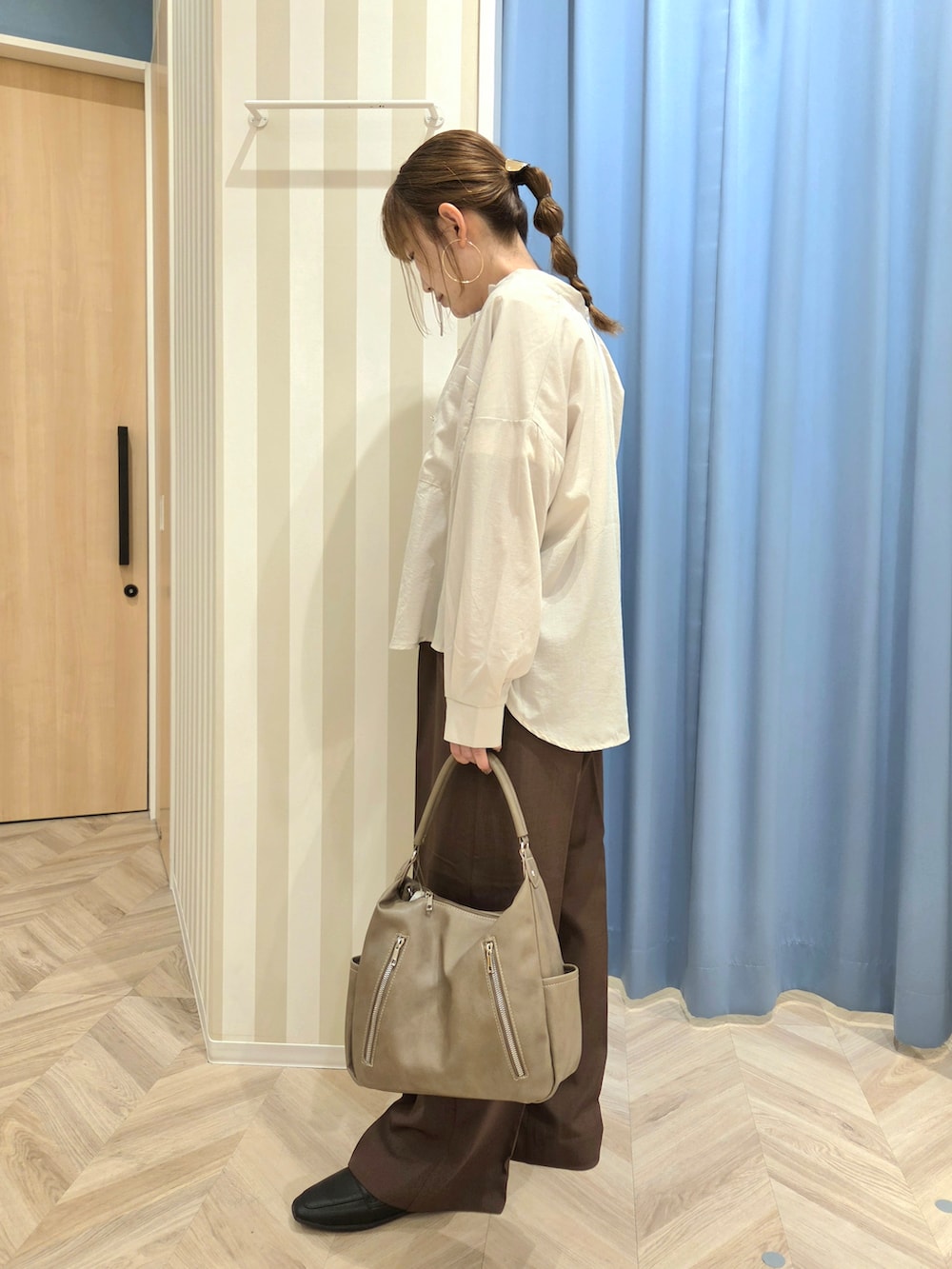 ベージュ系のシャツ/ブラウス、ホワイト系のTシャツ/カットソー、ブラウン系のその他パンツを着用したレディースの秋コーディネートの4枚目の写真