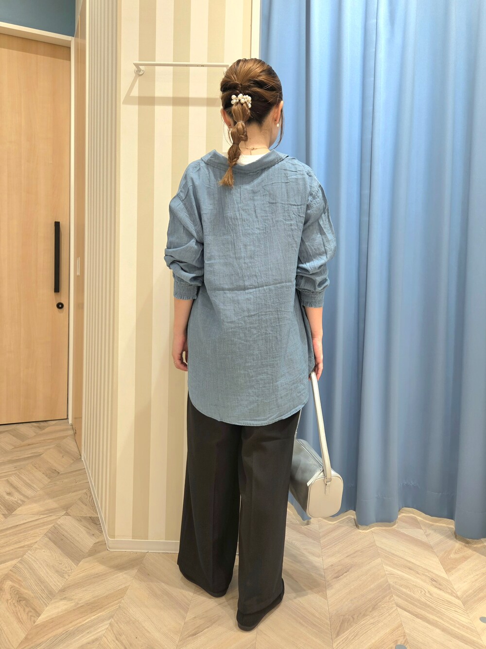 ブルー系のシャツ/ブラウス、ホワイト系のTシャツ/カットソー、ブラック系のその他パンツを着用したレディースの夏コーディネートの4枚目の写真
