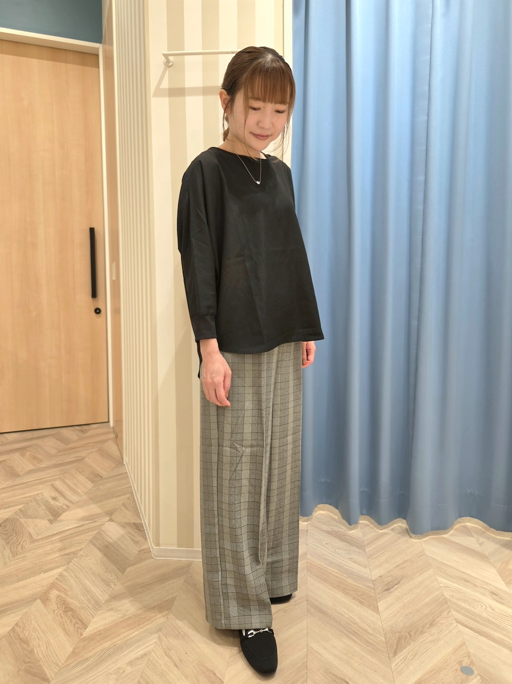 ブラック系のシャツ/ブラウス、グレー系のその他パンツ、ブラック系のその他シューズを着用したレディースの秋コーディネートの7枚目の写真