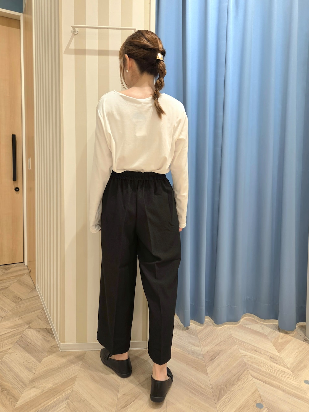 イエロー系のシャツ/ブラウス、ホワイト系のTシャツ/カットソー、ブラック系のその他パンツを着用したレディースの秋コーディネートの8枚目の写真