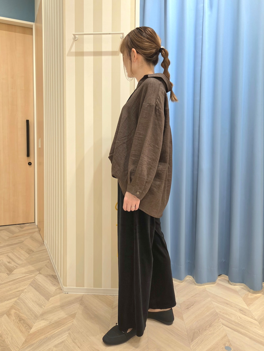 ブラウン系のシャツ/ブラウス、ブラック系のその他パンツ、ブラック系のその他シューズを着用したレディースの秋コーディネートの4枚目の写真