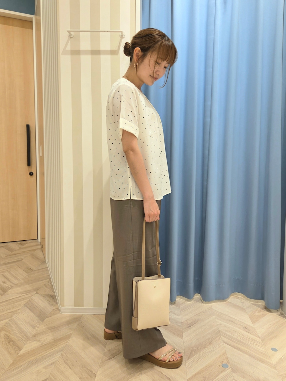 ホワイト系のシャツ/ブラウス、ブラウン系のその他パンツ、ベージュ系のサンダルを着用したレディースの夏コーディネートの3枚目の写真
