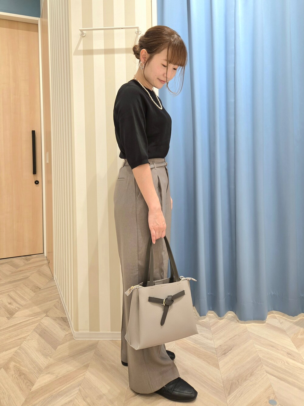 ブラック系のニット/セーター、ブラウン系のその他パンツ、ブラック系のパンプスを着用したレディースの秋コーディネートの2枚目の写真