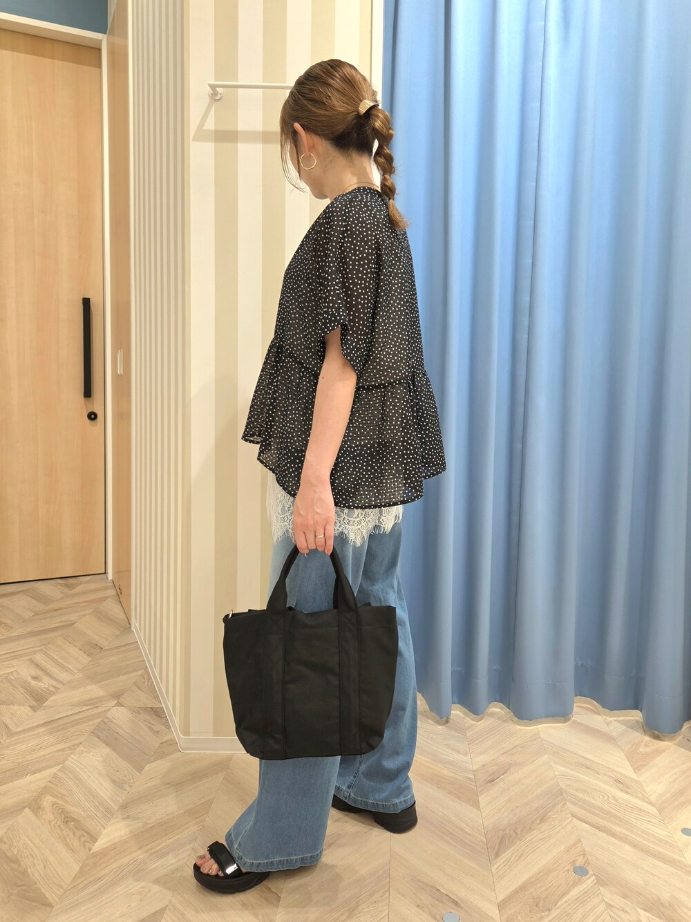 ブラック系のシャツ/ブラウス、ホワイト系のタンクトップ、ブルー系のその他パンツを着用したレディースの夏コーディネートの4枚目の写真