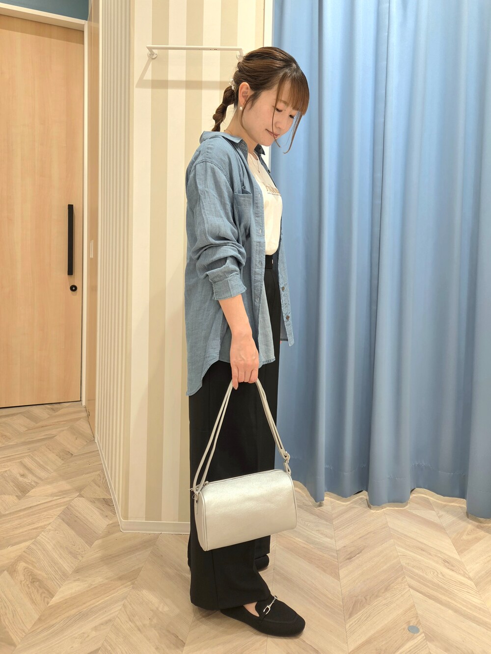 ブルー系のシャツ/ブラウス、ホワイト系のTシャツ/カットソー、ブラック系のその他パンツを着用したレディースの夏コーディネートの3枚目の写真