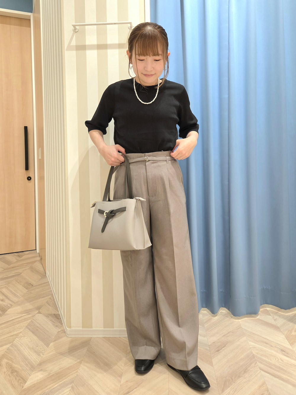 ブラック系のニット/セーター、ブラウン系のその他パンツ、ブラック系のパンプスを着用したレディースの秋コーディネートの5枚目の写真