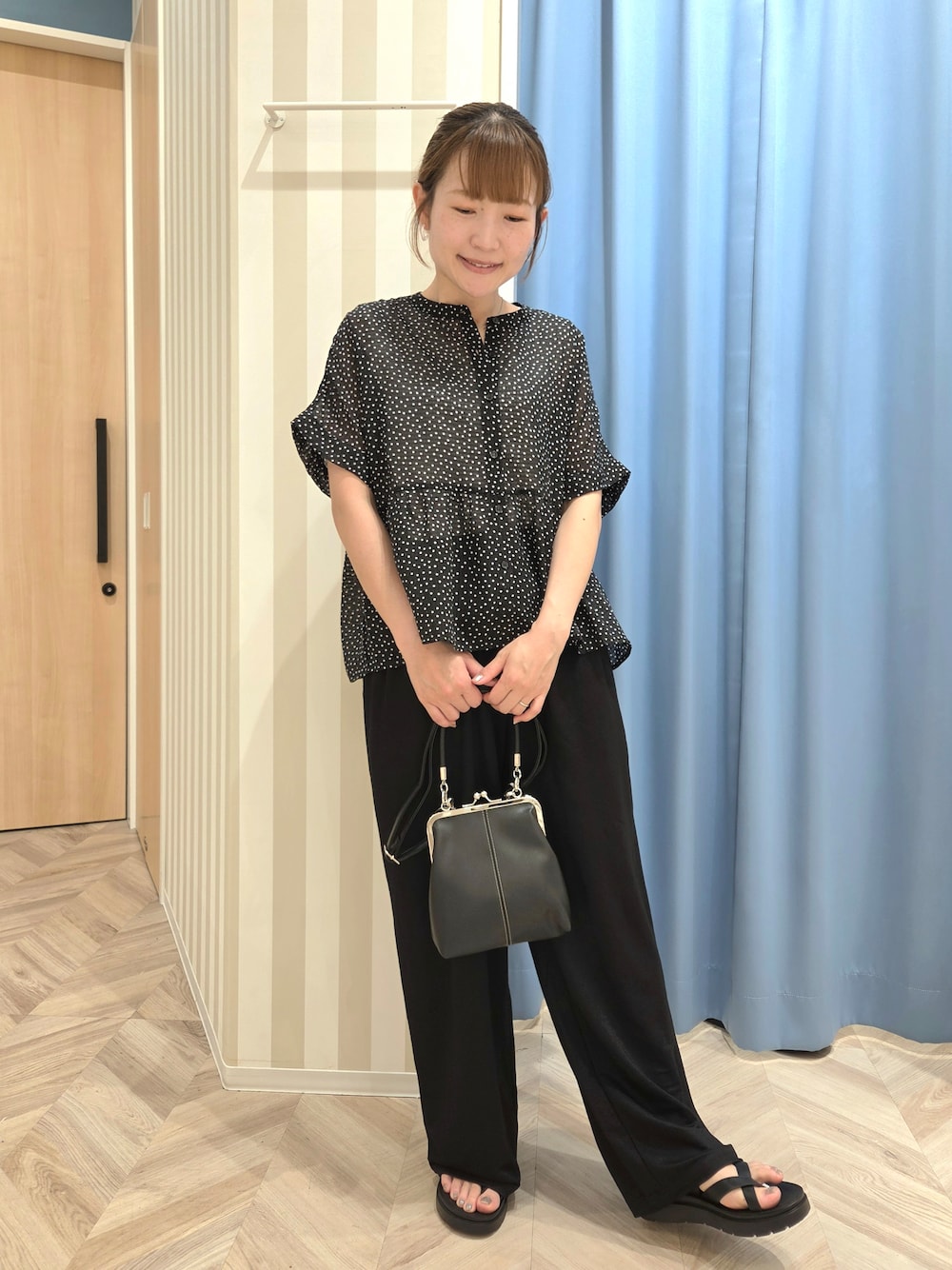 ブラック系のシャツ/ブラウス、ホワイト系のタンクトップ、ブラック系のその他パンツを着用したレディースの夏コーディネートの6枚目の写真