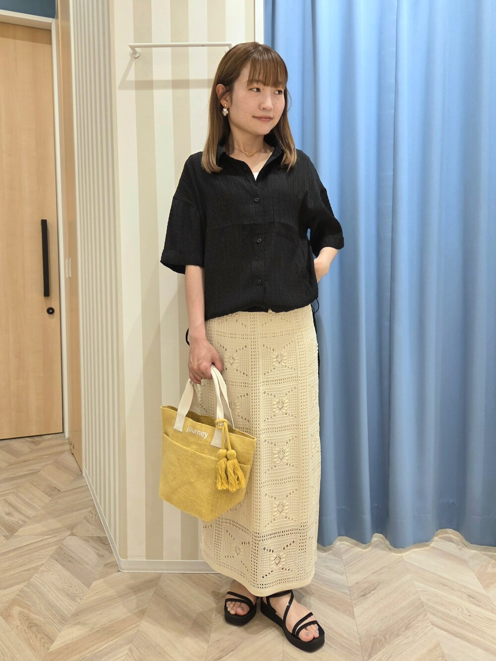 ブラック系のシャツ/ブラウス、ホワイト系のタンクトップ、ホワイト系のスカートを着用したレディースの夏コーディネートの2枚目の写真