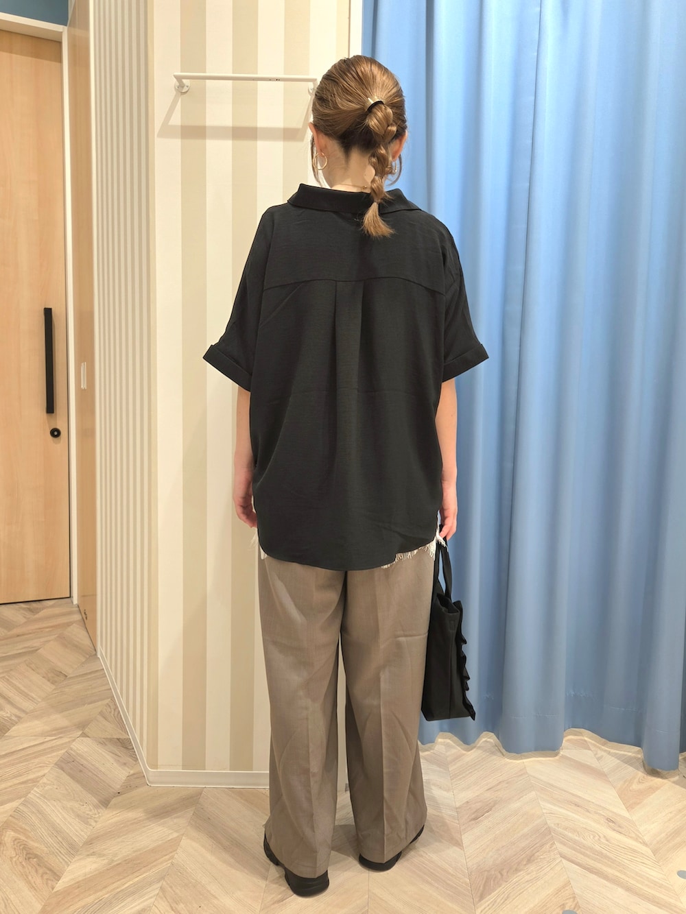 ブラック系のシャツ/ブラウス、ホワイト系のタンクトップ、ブラウン系のその他パンツを着用したレディースの夏コーディネートの5枚目の写真