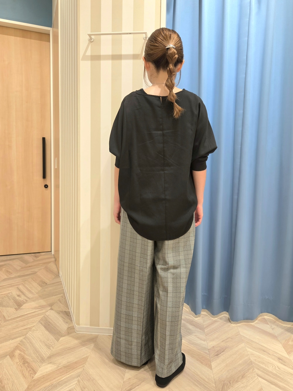 ブラック系のシャツ/ブラウス、グレー系のその他パンツ、ブラック系のその他シューズを着用したレディースの秋コーディネートの3枚目の写真