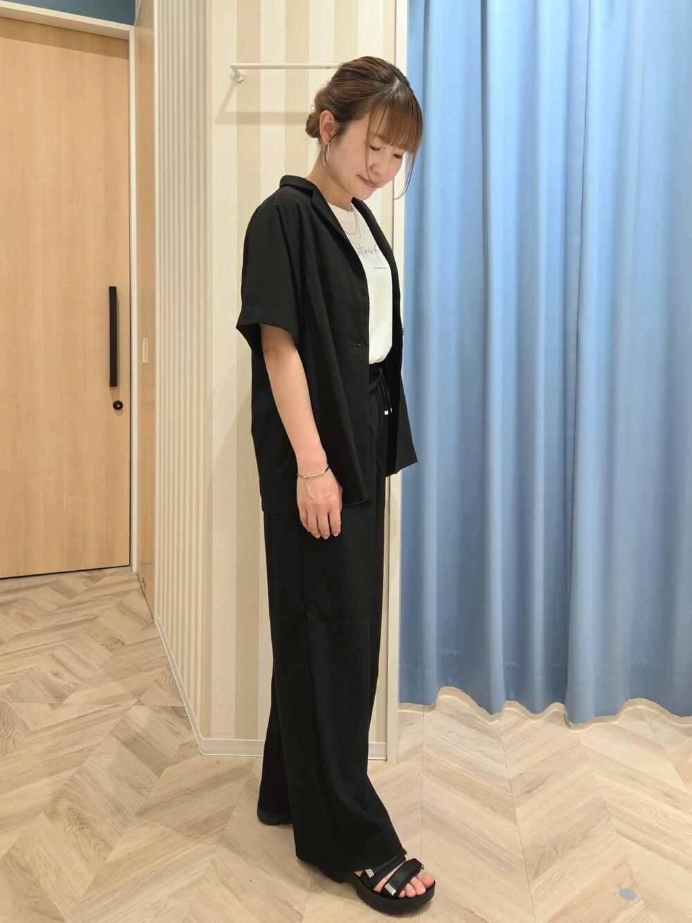 ブラック系のテーラードジャケット、ホワイト系のTシャツ/カットソー、ブラック系のその他パンツを着用したレディースの春コーディネートの2枚目の写真