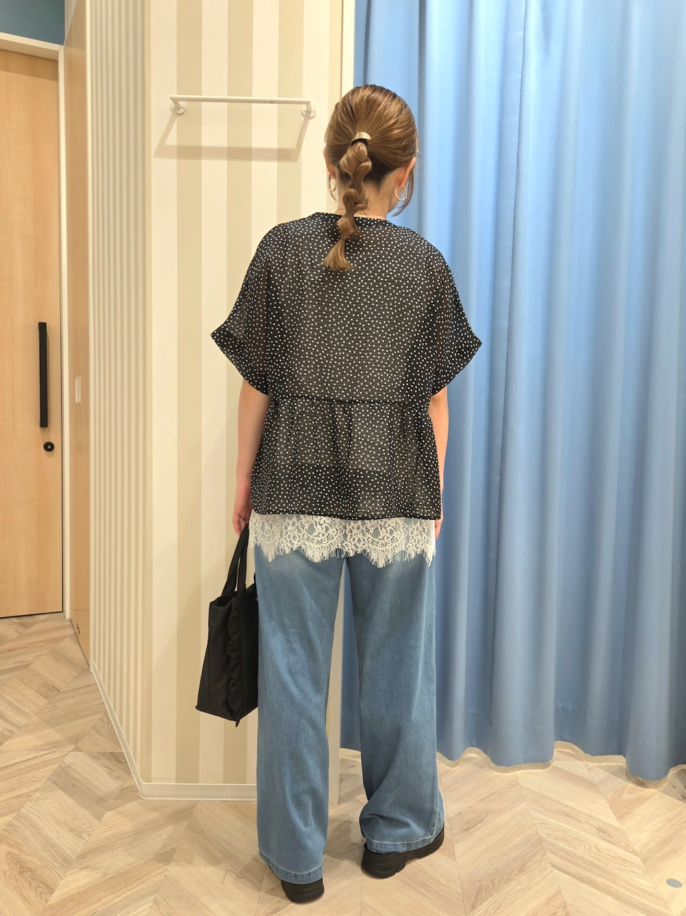 ブラック系のシャツ/ブラウス、ホワイト系のタンクトップ、ブルー系のその他パンツを着用したレディースの夏コーディネートの5枚目の写真
