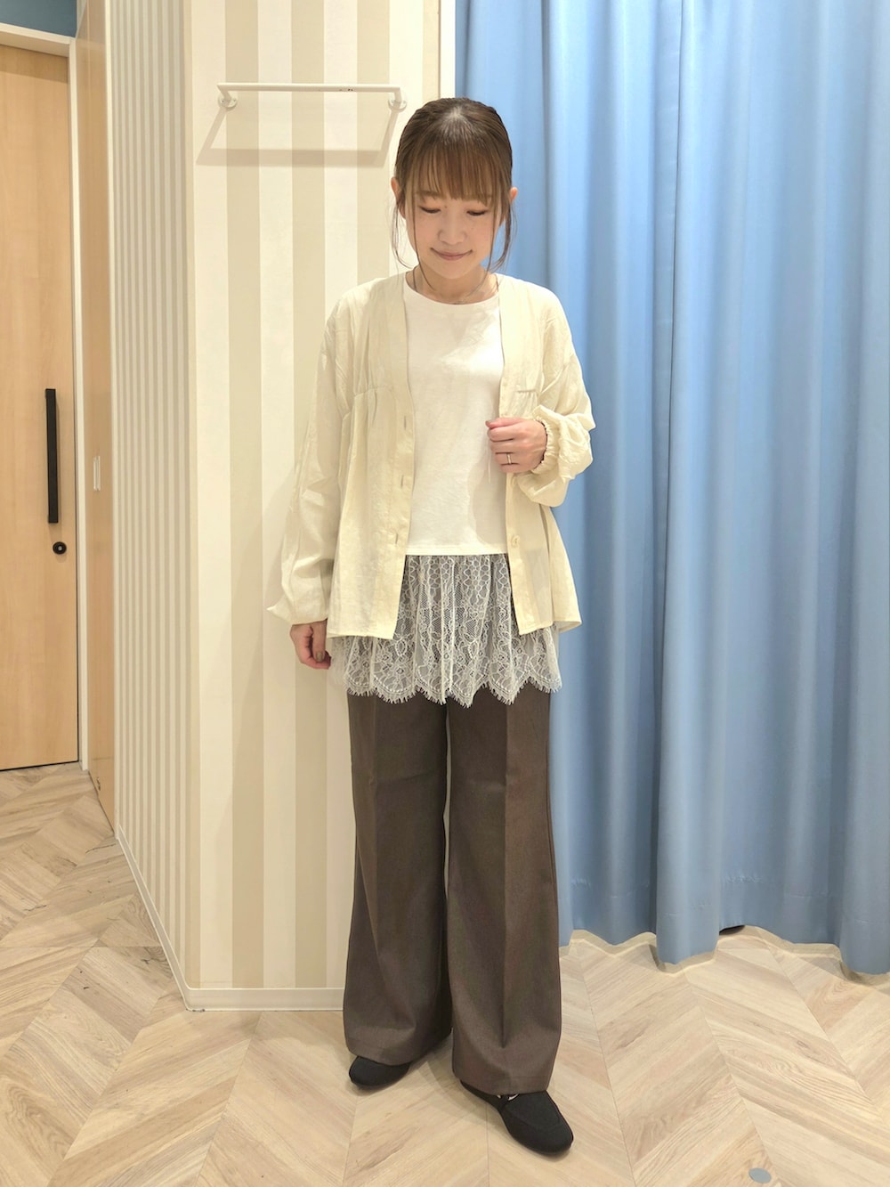 ホワイト系のカーディガン/ボレロ、ホワイト系のTシャツ/カットソー、ブラウン系のその他パンツを着用したレディースの秋コーディネートの6枚目の写真