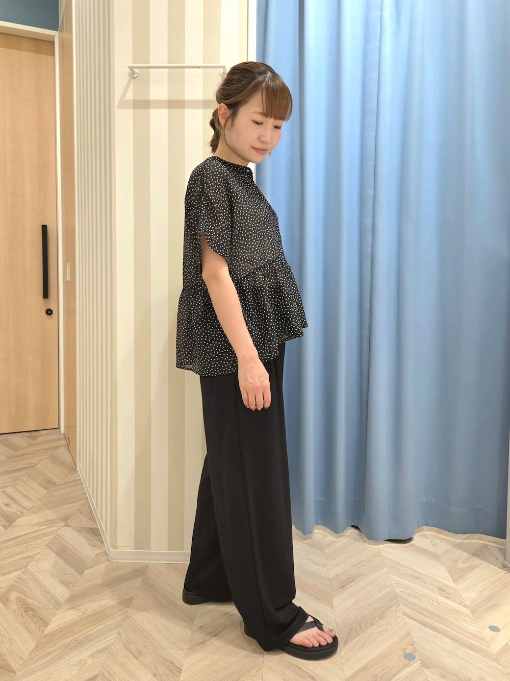 ブラック系のシャツ/ブラウス、ホワイト系のタンクトップ、ブラック系のその他パンツを着用したレディースの夏コーディネートの4枚目の写真