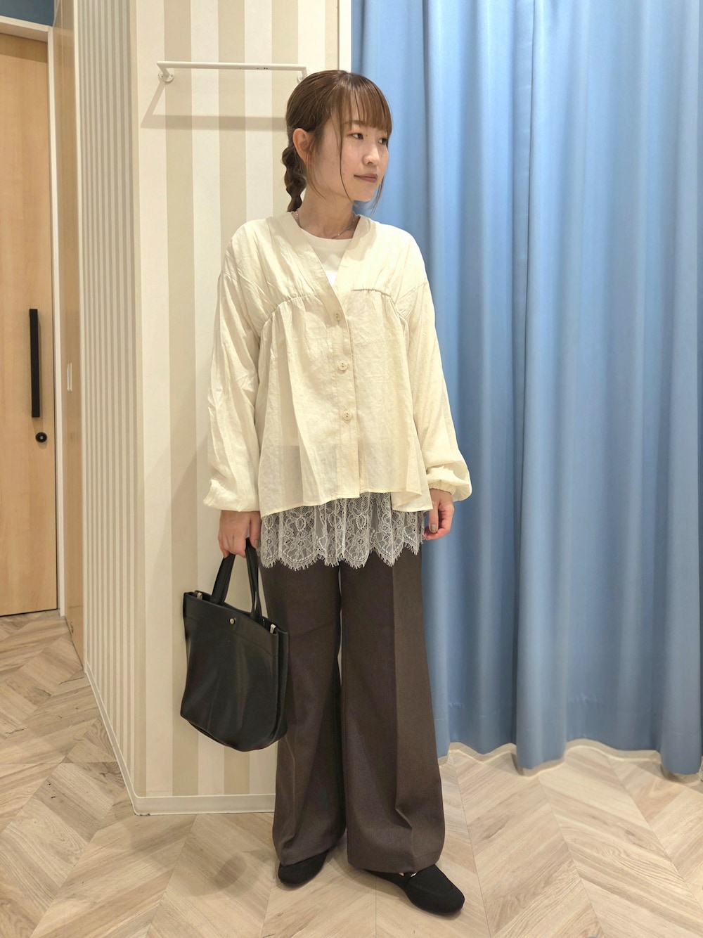 ホワイト系のカーディガン/ボレロ、ホワイト系のTシャツ/カットソー、ブラウン系のその他パンツを着用したレディースの秋コーディネートの5枚目の写真