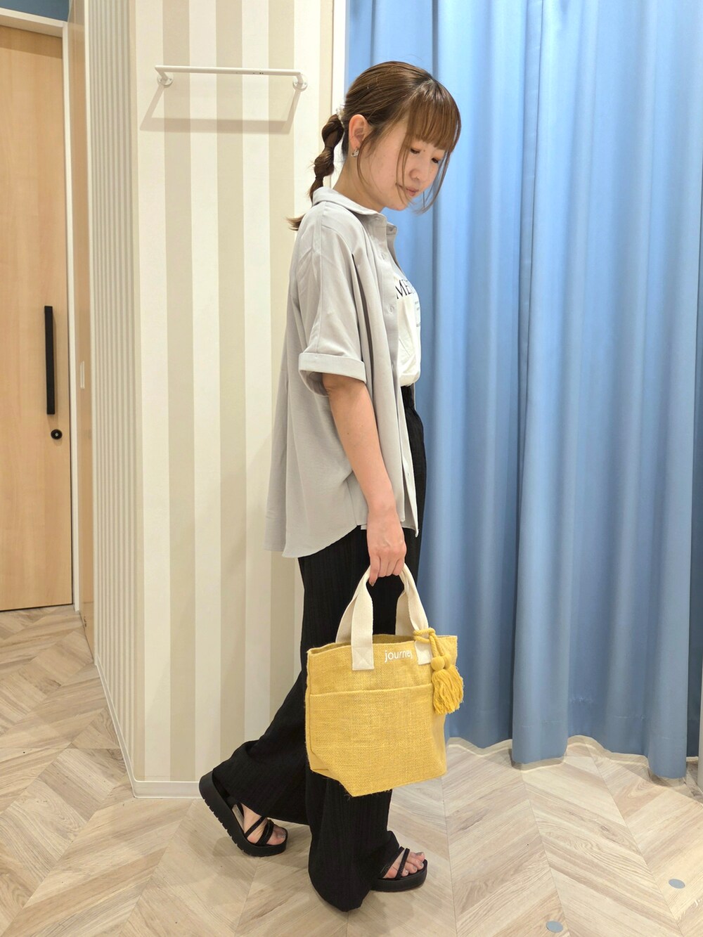 グレー系のシャツ/ブラウス、ホワイト系のTシャツ/カットソー、ブラック系のその他パンツを着用したレディースの夏コーディネートの2枚目の写真