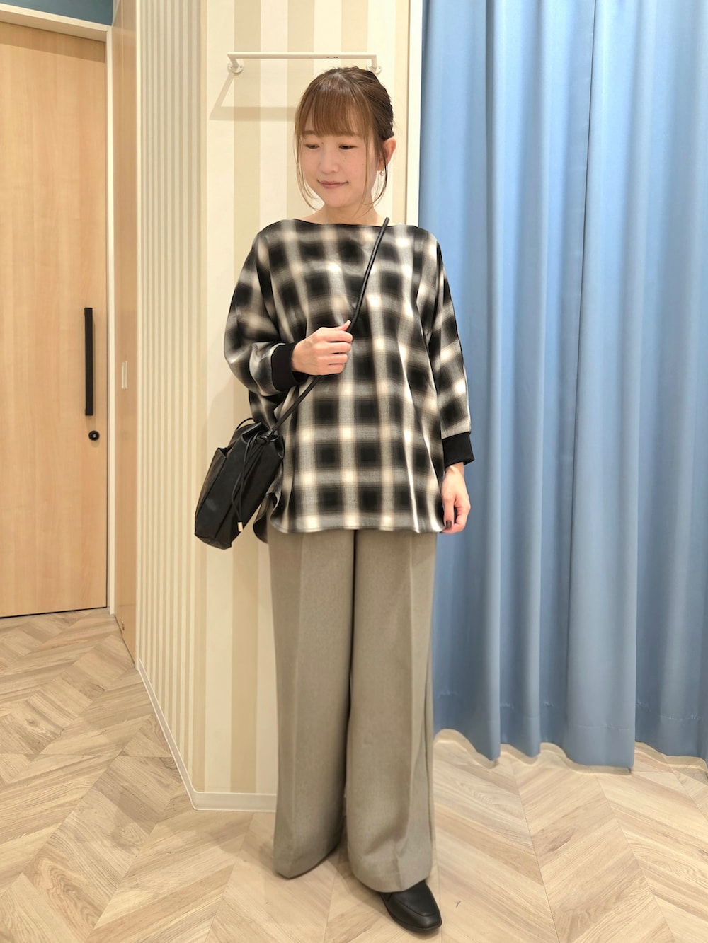 グレー系のシャツ/ブラウス、ベージュ系のその他パンツ、ブラック系のパンプスを着用したレディースの秋コーディネートの6枚目の写真