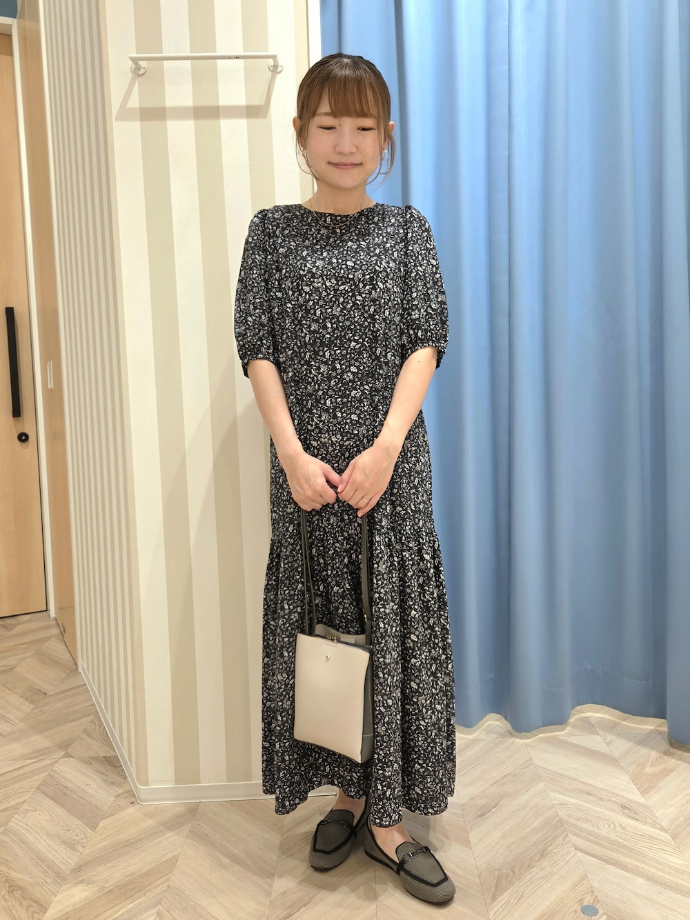 ブラック系のワンピース、ブラック系のその他シューズ、グレー系のショルダーバッグを着用したレディースの夏コーディネートの2枚目の写真