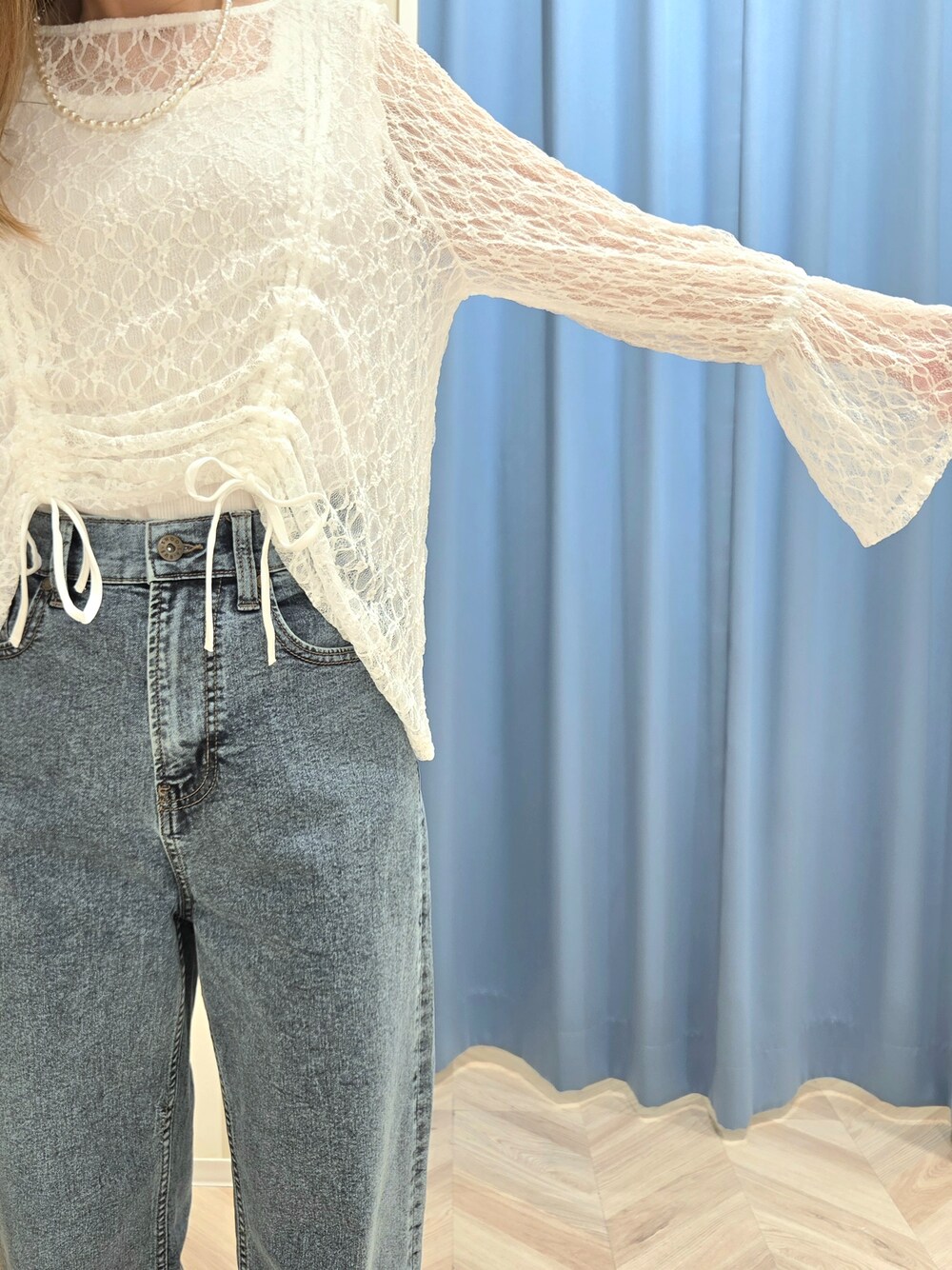 ホワイト系のTシャツ/カットソー、ホワイト系のタンクトップ、ブルー系のデニムパンツを着用したレディースの秋コーディネートの6枚目の写真
