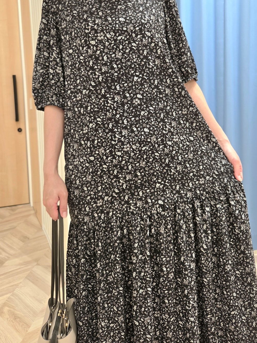 ブラック系のワンピース、ブラック系のその他シューズ、グレー系のショルダーバッグを着用したレディースの夏コーディネートの5枚目の写真